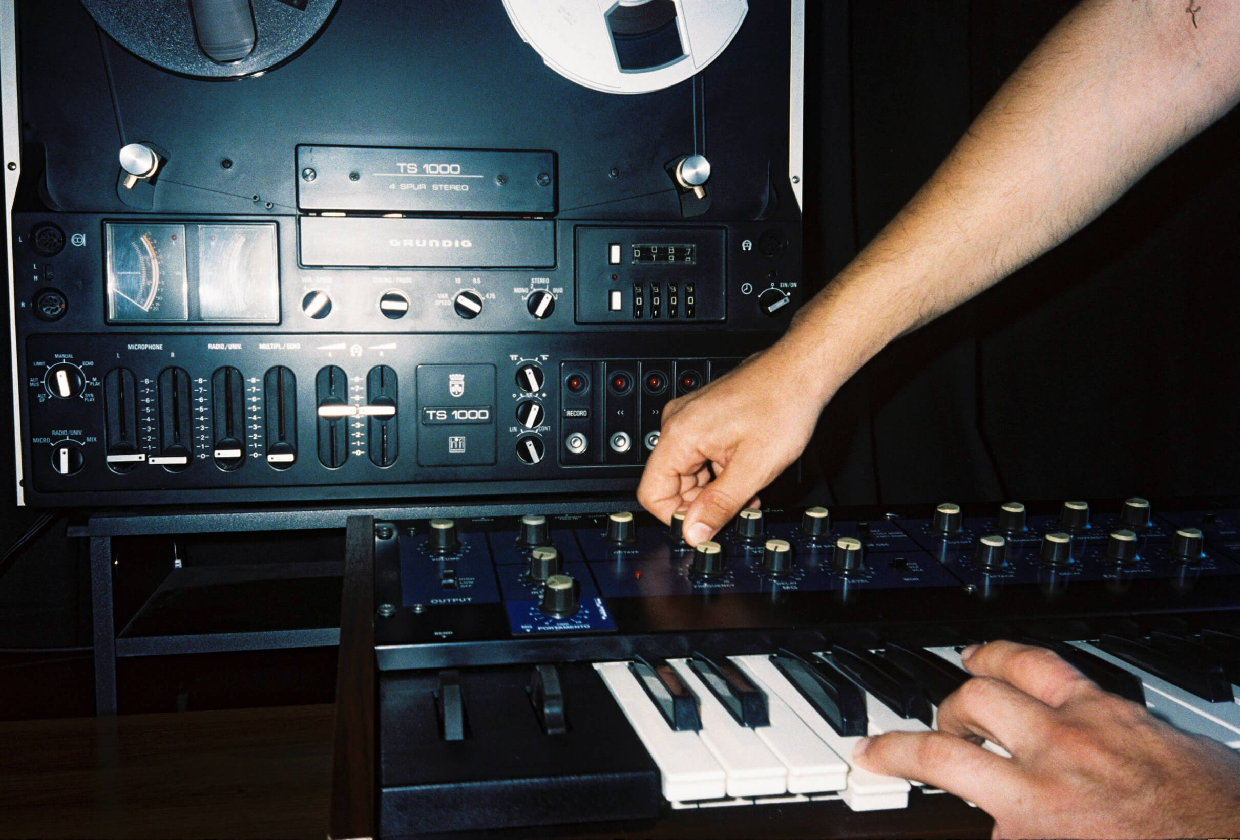 Controles de la grabadora Grundig TS1000 sobre el teclado del Polysix